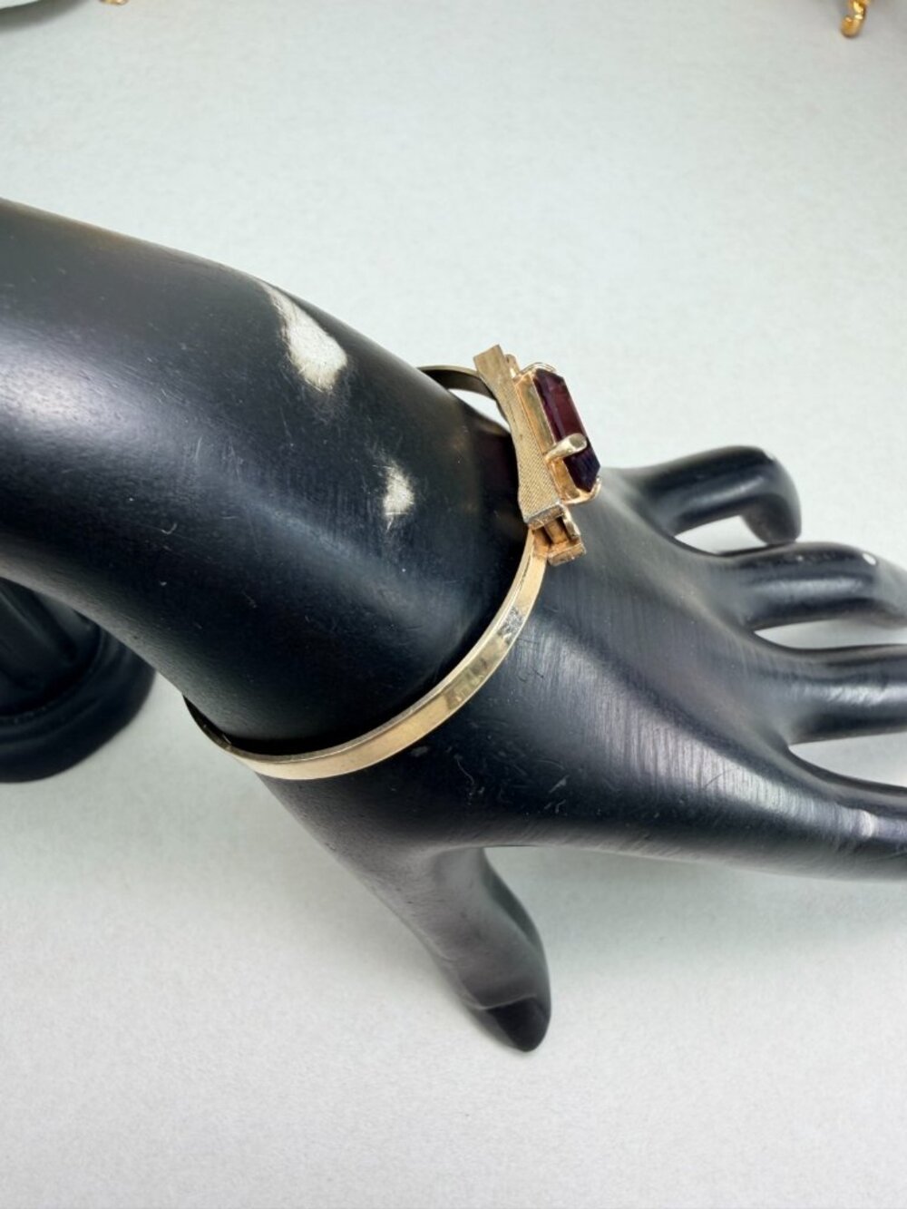Vintage Small Avon Gold Tone Bangle Bracelet w/Purple Stone Amethyst Glass Sz 6 - Picture 3 of 9